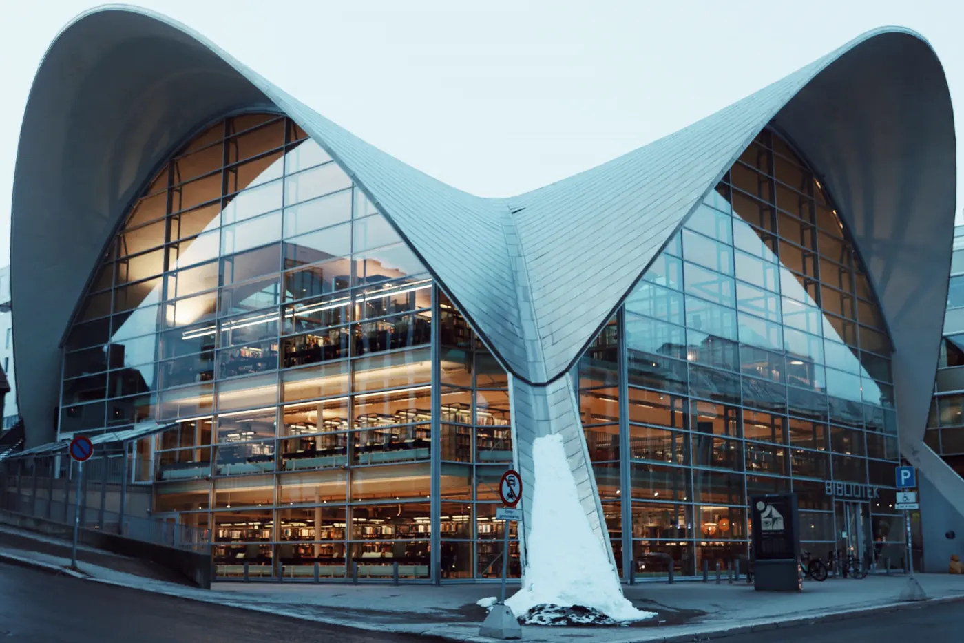 Biblioteket i Tromsø, et offentlig bygg med glassfasade