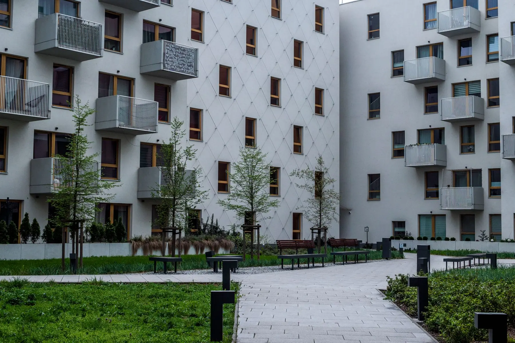 Nyere boligbygg med gårdsrom og beplantning